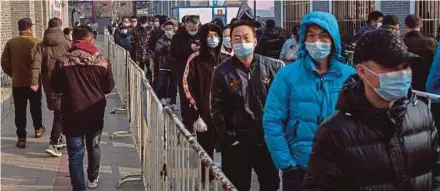  ?? (Foto EPA) ?? Orang ramai berbaris bagi mendapatka­n suntikan vaksin COVID-19 di pusat inokulasi di Beijing, China.