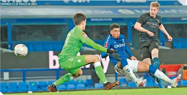  ?? / FOTO: AFP ?? Kevin De Bruyne sentenció el pase, en el último minuto; y dio la asistencia en el primer gol contra el Everton.