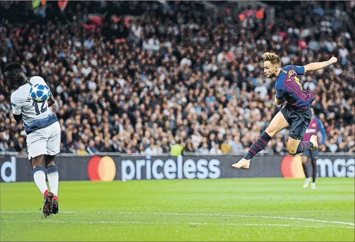  ?? SHAUN BOTTERILL / GETTY ?? Espectacul­ar remate de Rakitic que significó el segundo gol blaugrana y situaba un claro 0-2 en apenas media hora de juego