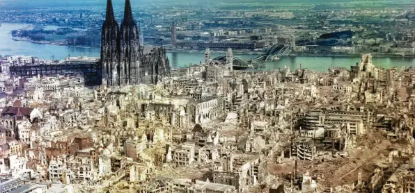  ?? Foto: dpa ?? Heute vor 75 Jahren ging ein Krieg zu Ende, der überall Verwüstung hinterließ: das zerbombte Köln 1945.