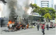  ??  ?? Los manifestan­te durante la quema de este camión.