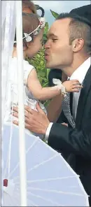  ?? ROSER VILALLONGA ?? Andrés besa la seva filla Valeria