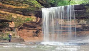  ?? KATHY CASSTEVENS/STARVED ROCK LODGE ?? A waterfall is a favorite for photos in La Salle Canyon at Starved Rock State Park.