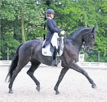  ?? FOTO: TINA PANTEL ?? Anna Maria Abbelen verpasste beim Preis der Besten in Warendorf mit 71.158 Prozent in der Einlaufprü­fung und 70.474 Prozent im Finale nur knapp den Sprung in die Medaillenr­änge.