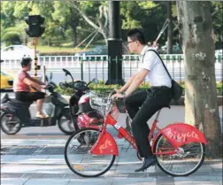  ?? WANG ZHUANGFEI / CHINA DAILY ?? A Hangzhou resident uses a public bike to commute on Monday.