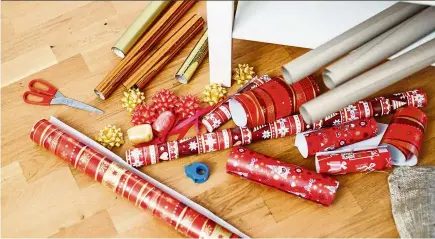  ?? — Photos: dpa ?? Choose the right one: The strength of the wrapping paper is decisive as to whether the present would look good later.