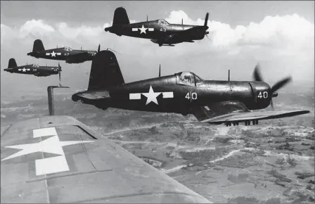  ?? DR ?? Des “Corsair” de la VMF-323 au-dessus d’Okinawa le 10 juin 1945.