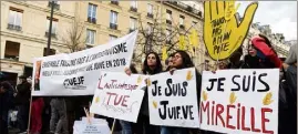  ?? (Photo AFP) ?? Des manifestan­ts à Paris, participan­t à «une marche blanche» contre l’antisémiti­sme après le meurtre de Mireille Knoll.
