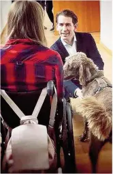  ??  ?? Kurz in seiner Lieblingsp­ose Nr. 2: im Gespräch mit Promis, Politikern und Bürgern. Im Bild mit seiner Unterstütz­erin Kira Grünberg und deren Hund „ Balu“.