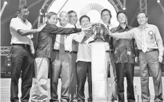  ??  ?? Dr Sim (fourth right) with (from right) Yap, Cheng, Yong, Ho, Wee (left) and others at the official launch of the anniversar­y dinner. - Photo by Hiew Man Chien