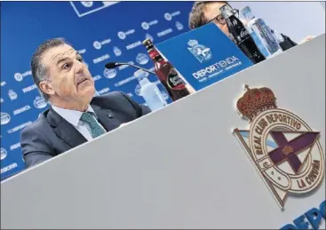  ??  ?? El presidente del Deportivo, Fernando Vidal, en una comparecen­cia ante los medios en Riazor.