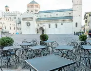  ??  ?? Deserto Il gazebo di un locale in piazza Duomo