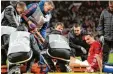  ?? Foto: Witters ?? Abgetragen: Der verletzte Zlatan Ibrahi movic.