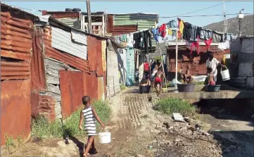  ?? Picture: ROSEMARY MILBANK ?? AT RISK: Children are exposed to unhygenic and dangerous conditions in Masiphumel­ele.