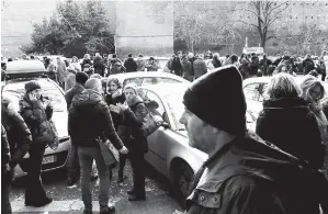  ?? — Gambar Reuters ?? ORANG ramai berhimpun di jalan raya selepas gempa bumi menggoncan­g bangunan di Rom, Itali kelmarin.