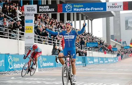  ?? Foto: ČTK ?? Slavnou klasiku na kostkách Paříž – Roubaix vyhrál belgický cyklista Philippe Gilbert po 257 kilometrec­h po závěrečném spurtu na velodromu, kde porazil Němce Nilse Politta. Bývalý mistr světa zvítězil na „Peklu severu“poprvé v kariéře.