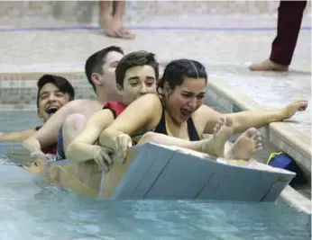  ?? STEVE RUSSELL/TORONTO STAR ?? A team from Bishop Marrocco/Thomas Merton Catholic Secondary School sinks while adding a fourth to the boat.