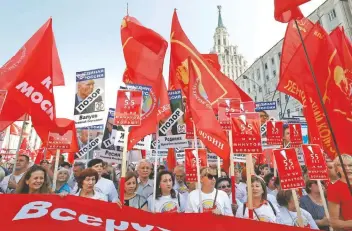  ??  ?? Miembros del Partido Comunista marcharon ayer en Moscú contra la reforma de pensiones del presidente Putin.