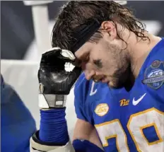  ??  ?? Offensive lineman Alex Bookser waits out the final minutes.