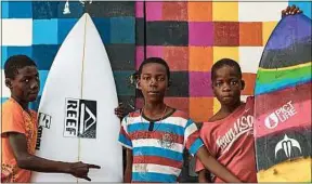  ??  ?? Au Liberia, les planches de surf ont remplacé les fusils d’assaut.