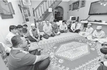  ?? — Gambar Bernama ?? SENTIASA DIKENANG: Ayub (lima kiri) ketika menghadiri Majlis Tahlil Ringkas di rumah Jamilah (belakang tengah) di Bandar Baru Uda, Johor Baharu kelmarin.