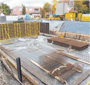  ?? FOTO: TANJA SCHUHBAUER ?? Bauland ist mancherort­s sehr knapp – so auch in der Stadt Weingarten. Hier wird ein Mehrfamili­enhaus inklusive Tiefgarage für zehn Parteien gebaut.