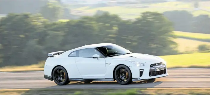  ??  ?? Die optischen Änderungen an der Front und der C-Säule sehen vermutlich nur eingefleis­chte GT-R-Fans. Der Neue ist um 20 PS stärker, aber auch dezent schwerer geworden.