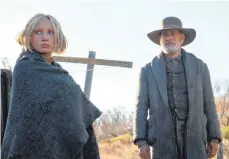  ?? FOTO: BRUCE W. TALAMON/UNIVERSAL PICTURES/AP/DPA ?? Helena Zengel und Tom Hanks in dem Western „News of the World“, der ab Mitte nächster Woche bei Netflix läuft.