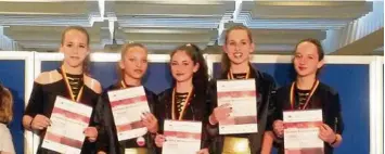  ?? Fotos: Evi Wrusch ?? Sie holten den Titel im VCD in der Kategorie Junior 1: Die Small Group mit (von links) Norina Schmauz, Felicitas Hock, Sarah He rold, Lena Heckl und Carmen Kittner.