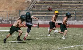  ?? RICH PEDRONCELL­I — THE ASSOCIATED PRESS ?? The Paradise High School football team practices kickoffs in preparatio­n for the teams first game of the season in Paradise.