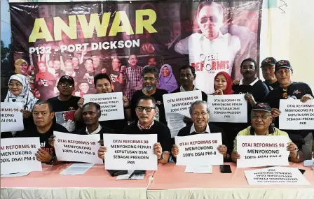  ??  ?? Old faithfuls: Dr Idris (seated, second right) with Otai Reformasi secretary-general Abdul Razak Ismail (seated, centre) and the rest of the group pledging their support to Anwar at the press conference. — Bernama