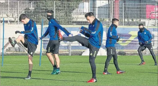  ?? INMA SAINZ DE BARANDA ?? El centrocamp­ista del Espanyol José Manuel Jurado, en el centro, durante el entrenamie­nto de ayer