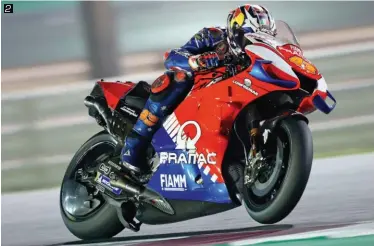  ??  ?? 2
1 Petrucci et Dovizioso attendaien­t le premier Grand Prix sur un circuit où la Ducati a toujours brillé. 2 Jack Miller dans la nuit qatarie. 3 Alex Marquez a eu du mal avec sa Honda durant les essais hivernaux.
4 Pas content de la Honda, Cal Crutchlow.
5 Alex Rins se disait, lui, fin prêt pour attaquer le championna­t. 67 et Marc Marquez est l’un des bénéficiai­res du report de l’ouverture. 89 et Binder et Espargaro au turbin.