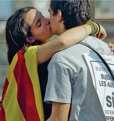  ??  ?? Universita­ri Il bacio tra due studenti durante le proteste di giovedì a Barcellona a sostegno del referendum sull’indipenden­za (Ap/Manu Fernandez)