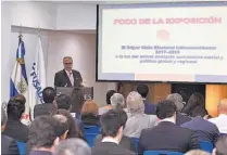  ??  ?? Diplomado. Zovatto participó en la inauguraci­ón de la cuarta edición del diplomado de la Escuela Centroamer­icana de Gobierno y Democracia de FUSADES.