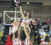  ??  ?? Les pom-pom girls monégasque­s avaient le sourire.