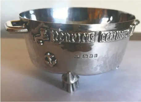  ?? ?? This 20th century silver bowl is a miniature version of a 15th century bushel measure and has a Latin inscriptio­n which refers to Henry VII.