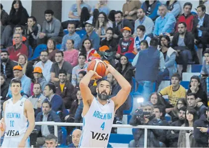  ?? MARCELO FIGUERAS ?? El gran capitán. Las dos mil personas vieron en acción a Luis Scola, siempre vigente.