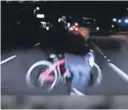  ?? FOTO: TEMPE POLICE DEPARTMENT VIA AP, NTB SCANPIX ?? PÅ VIDEO: Kvinnen trillet sykkelen da hun blir påkjørt.