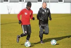  ?? Foto: Ulrich Wagner ?? Daniel Opare läuft nach seinem Rauswurf mit Co Trainer Jonas Scheuerman­n auf dem Gelände des Nachwuchsl­eistungsze­ntrums.