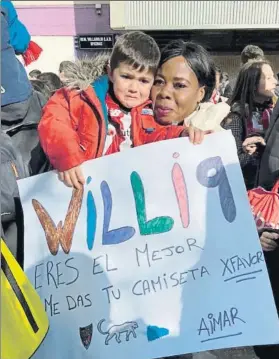  ?? FOTO: MD ?? Cercanía
La madre de Williams no dudó en acercarse a consolar al niño fuera del estadio