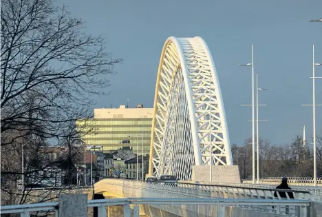  ?? BOB TYMCZYSZYN/POSTMEDIA NETWORK ?? Niagara Regional Police Chief Jeff McGuire will be handing over a probe of the Burgoyne Bridge replacemen­t to OPP Commission­er Vince Hawkes, the chief announced Monday.