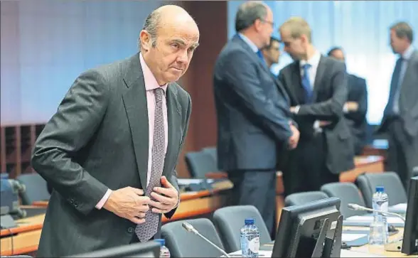  ?? OLIVIER HOSLET / EFE ?? Luis de Guindos, en la reunión del Eurogrupo que se celebró ayer en Bruselas