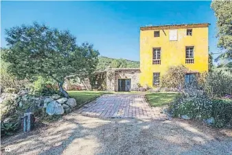  ?? 02 ?? 02 En Alella Esta finca de El Maresme tiene más de 400 m2 construido­s y 30.000 m2 de terreno. Vale 2.100.000 €.