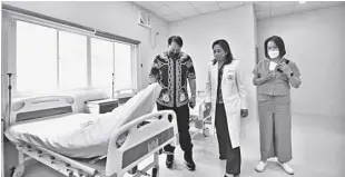  ?? Photo courtesy of the Provincial government of Pampanga ?? Pampanga governor Dennis Pineda inspects the Diosdado P. macapagal memorial Hospital (DPMMH). With him are hospital chief Dr. Fleur Zapanta (center) and DOH-3 Regional Director Corazon Flores (right). The newly renovated DPMMH is located in guagua town which was inaugurate­d on December 27, 2022.