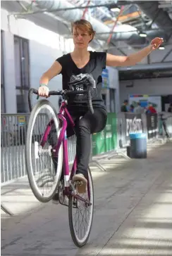  ??  ?? Kim Van Dijk von She36 führt einen Wheelie vor.