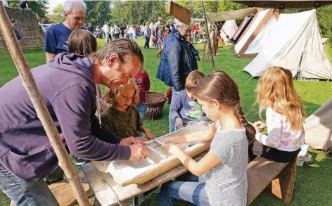  ?? FOTOS (4): BIRGIT SROKA ?? Auf der Burgwiese haben die Wikinger ihr Lager aufgeschla­gen. Hier lernen Jungen und Mädchen die Kunst des Speckstein­schleifens kennen.