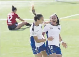  ?? ÁNGEL DE CASTRO ?? Elena Valej y Andrea Álvarez celebran el 1-0 del Zaragoza CFF.