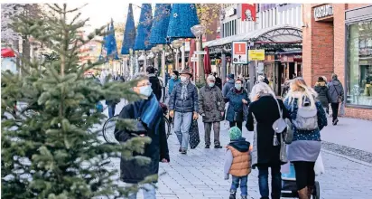  ?? ARCHIVFOTO:CREI ?? Im vergangene­n Jahr waren beim Weihnachts­einkauf auch draußen noch Masken gefragt. In diesem Jahr sind sie nur noch im Innenberei­ch der Geschäfte
nötig.