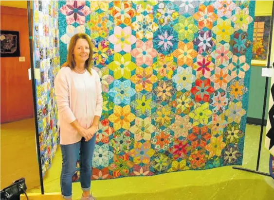  ??  ?? Keirunga Quilters member Joanne Farmery with her award winning quilt FlowerPowe­r at the Wine Country Quilt Show.